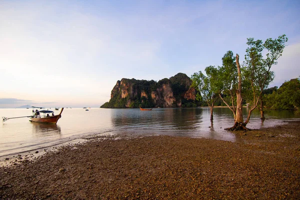 Krabi, Tayland. Feribot ve tekneyle Railay Sahili 'ne gidilecek yer. — Stok fotoğraf