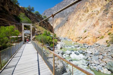 Colca Canyon Vadisi 'ndeki Colca Nehri üzerindeki halat köprüsü - Arequipa, Peru