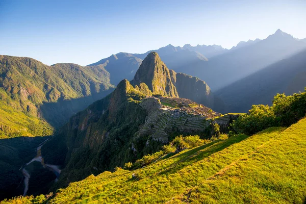 Salida del sol en Machu Picchu, la ciudad perdida de inca - Perú. — Foto de Stock