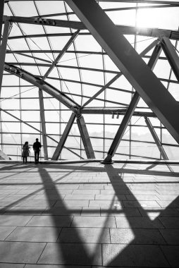 Siyah ve beyaz fotoğrafçılık - kirişler ve gölgeler - modern mimari - Paris