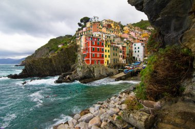 Cinque Terre, İtalya Riomaggiore - Geleneksel balıkçı köyü - İtalya