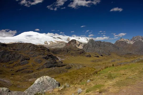 Hermosos paisajes de montañas en Cordillera Huayhuash, Perú, América del Sur — Foto de Stock