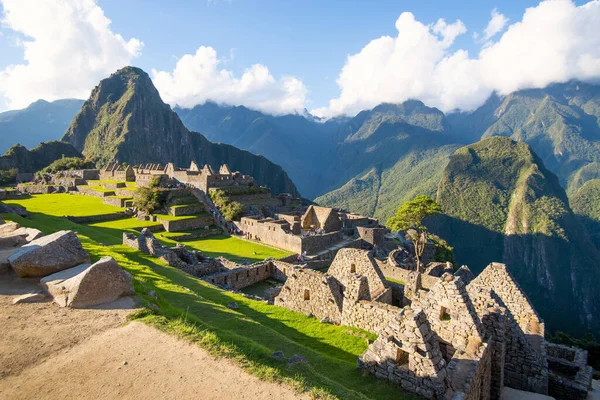 Inside the ruin of an ancient house at Machu Picchu, Peru — Stock Photo, Image