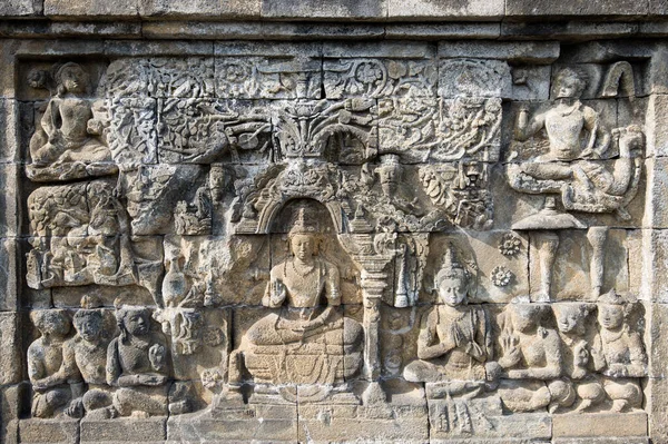 Detalhe do relevo esculpido budista no templo de Borobudur - Java, Indonésia — Fotografia de Stock