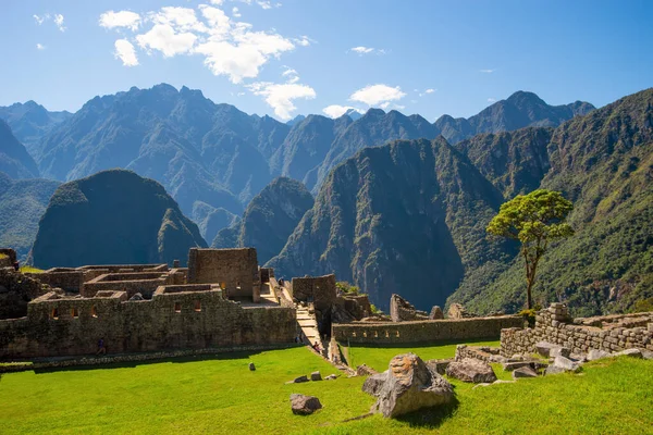 View of the stone buildings and ruins inside the lost Incan city of Machu Picchu — Foto de Stock