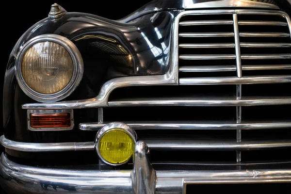 Detail of the front headlight of an old black car — Stockfoto