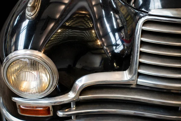 Detail of the front headlight of an old black car — Foto de Stock