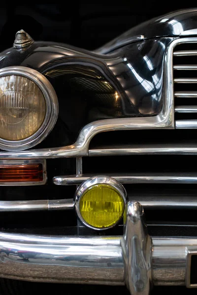 Detail of the front headlight of an old black car — Foto de Stock
