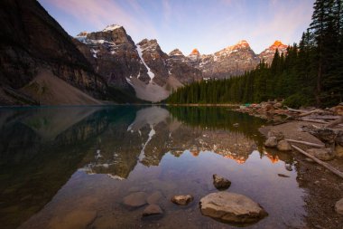 Banff Ulusal Parkı, Kanada 'daki Moraine Gölü. Güneş doğarken çekilmiş.