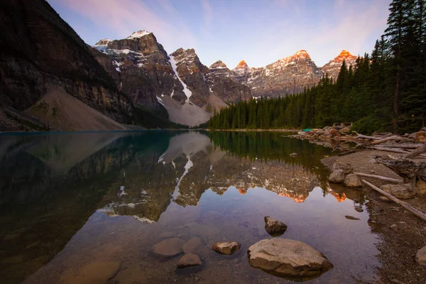 Moraine Lake in Banff National Park, Canada. Photographed at sunrise — Foto de Stock