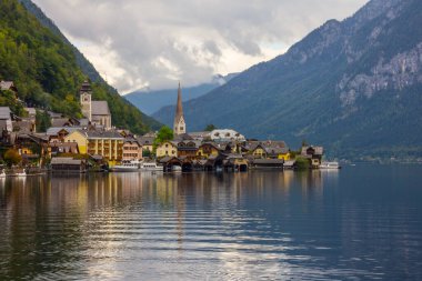 Avusturya Alpleri'nde Hallstatter gölde Hallstatt Köyü