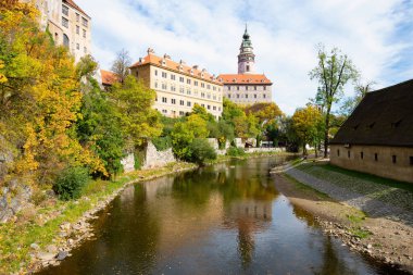 Cesky Krumlov - Çek Cumhuriyeti 'nin Sonbahar kenti ve nehri.