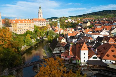 Cesky Krumlov - Çek Cumhuriyeti 'nin Sonbahar kenti ve nehri.