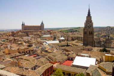 Alcazar Kalesi, Castilla-La Mancha, İspanya ile Toledo 'nun panoramik manzarası.
