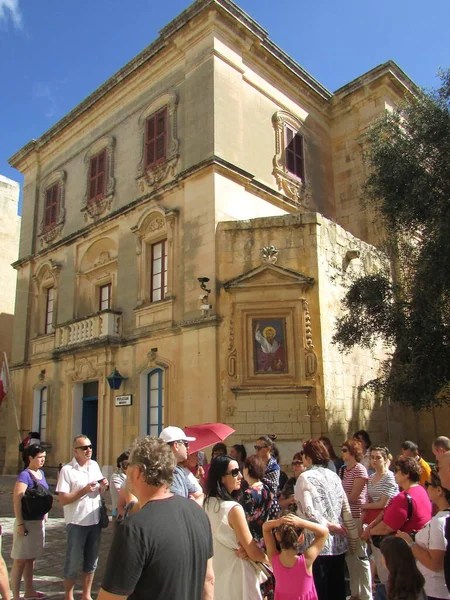 Malta Ciudad Medieval Mdina Turistas Calle —  Fotos de Stock