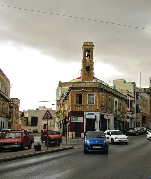 Malta, Floriana, kavşağında çan kulesi olan bir ev.