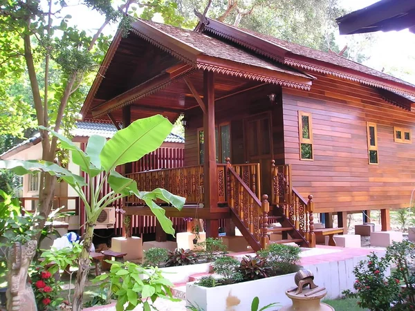 东南亚 萨姆德岛 带阳台的木制房屋 — 图库照片
