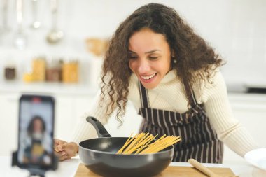 Blogcu siyahi kadınlar yemek pişirmeyi öğretmek için internet üzerinden ev tabanlı bir işe başlıyorlar. Sosyal medyada akıllı telefon canlı yayında. Evden çalış..