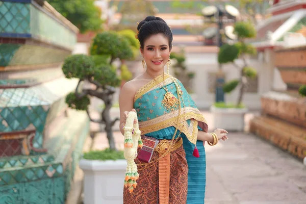 Porträtt Asiatiska Kvinnor Ler Och Bär Thailändska Nationaldräkter Inne Tempel — Stockfoto