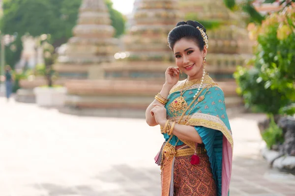 Asya Kadınların Gülümsemeleri Tayland Ulusal Kostümleri Giymeleri Tayland Halkı Için — Stok fotoğraf