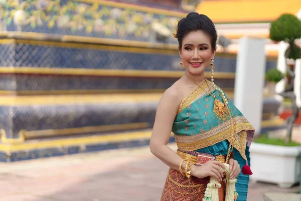 Retrato Mulheres Asiáticas Sorrindo Vestindo Trajes Nacionais Tailandeses Estão Dentro — Fotografia de Stock