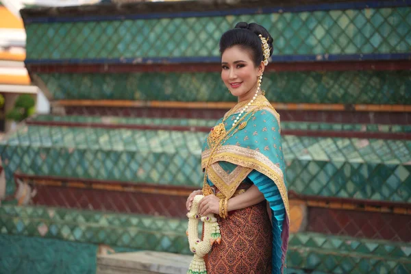 Ritratto Donne Asiatiche Che Sorridono Indossano Costumi Nazionali Thailandesi Sono — Foto Stock