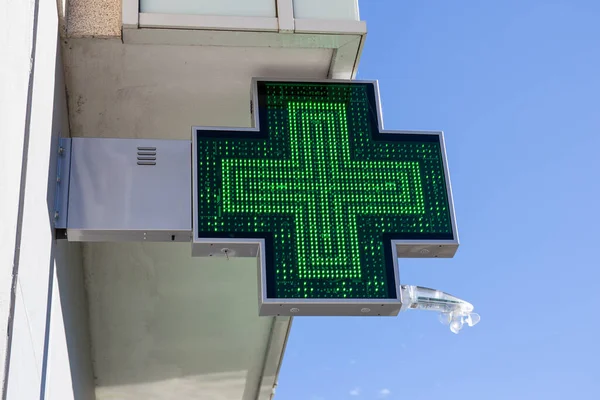 Электрический Знак Аптеки Фасаде Здания Иллюминированный Зелёный Крест — стоковое фото