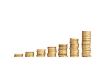 Beyaz arka planda yükselen madeni paralar. Büyüme, gelir, tasarruf, yatırım konsepti. Zenginliğin sembolü