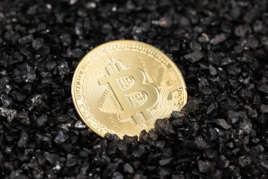 Siyah çakıllı arka planda Bitcoin para. Şifreleme para zinciri engelleyici para