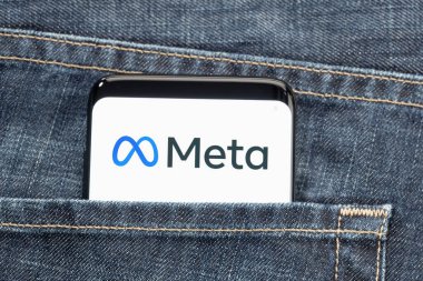 Galiçya, İspanya, 27 Temmuz 2021: Ekranda Meta logosu olan cep pantolonlu akıllı telefon