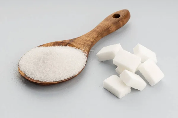 Azúcar Cuchara Madera Terrones Azúcar Sobre Fondo Gris Cerca —  Fotos de Stock