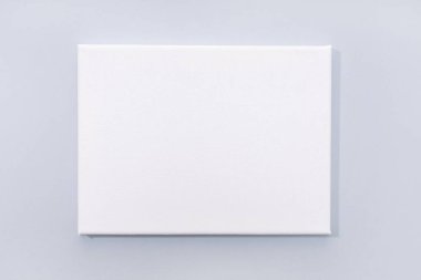 Beyaz boş tuval gri arka planda izole edilmiş. Şablon, modelle