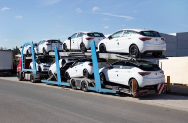 Galiçya, İspanya; 7 Kasım 2021: Endüstriyel bir arazide park etmiş bir kamyon dolusu araba. Araba taşıyıcısı