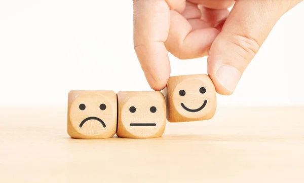 Concepto Evaluación Del Servicio Cliente Mano Recogiendo Emoticono Cara Feliz — Foto de Stock