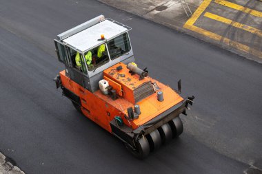 Vibratörler yol inşaatında çalışıyor. Asfalt kaldırım. Yüksek açı görünümü