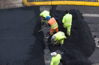 Santiago de Compostela, 1 Aralık 2021: Asphalting Road Work sırasında işçiler. Asfalt kaldırım. Yüksek açı görünümü