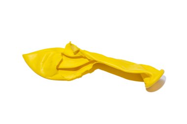 Patlayan sarı balon beyaz arkaplanda izole edildi