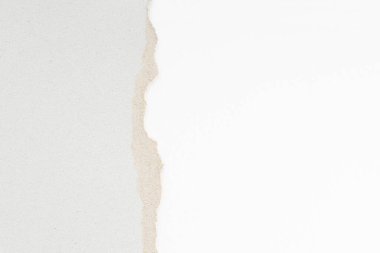 Yırtılmış geri dönüştürülmüş karton ve beyaz desenli kağıtla soyut bir arkaplan. Kağıt dokusu şablonu