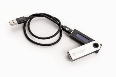 Galiçya, İspanya; 18 Ocak 2022: Ledger Nano S şifreleme donanım cüzdanı beyaz arka planda izole edildi