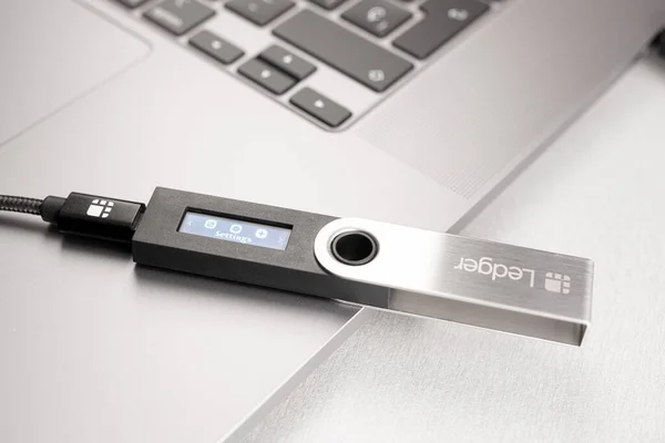 Galiçya Spanya Ocak 2022 Dizüstü Bilgisayarda Ledger Nano Şifreleme Para — Stok fotoğraf