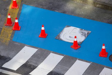 Engelli otoparkı şehir caddesinde boyanıyor. Şehir konseptinde erişilebilirlik