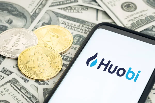 Галисия Испания Января 2022 Логотип Huobi Экране Смартфона Долларовых Банкнот — стоковое фото