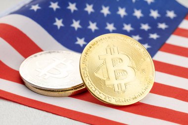 Birleşik Devletler bayrağında Bitcoin şifreli paralar. Kripto yasası düzenleme kavramı