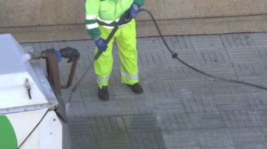 Şehir kaldırımını yüksek basınçlı çamaşır makinesiyle temizliyorum. Gerçek zamanlı video