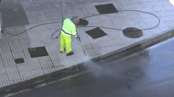 Seprő Nagynyomású Mosógéppel Tisztít Egy Városi Járdát Valós Idejű Videó Stock Videó