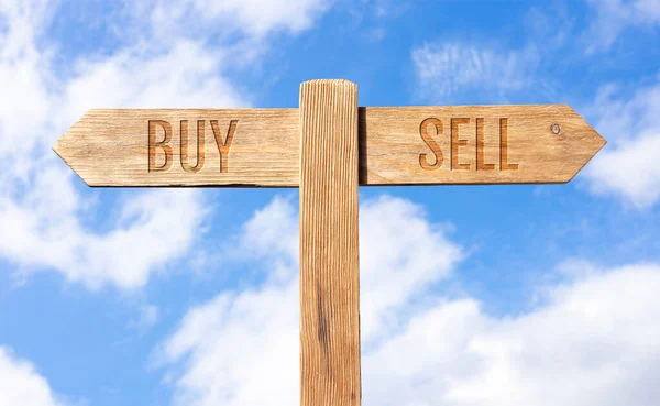 Comprar Vender Conceito Placa Madeira Com Mensagem Fundo Céu — Fotografia de Stock