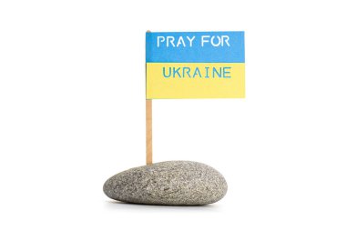 Beyaz arkaplanda izole edilmiş Ukrayna Bayrağı üzerine Ukrayna mesajı için dua et