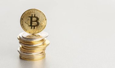 Kopya uzayı olan Bitcoin kripto para birimi arkaplanı. Yığınlanmış şifreli paralar grubu