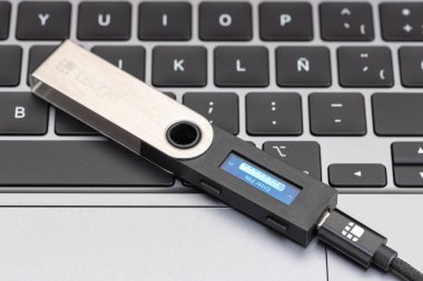 Galiçya, İspanya; 1 Nisan 2022: Dizüstü bilgisayarda Ledger Nano S şifreleme donanım cüzdanı