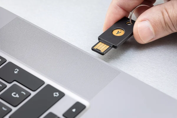 Galiçya, İspanya; 1 Nisan 2022: Yubikey donanım anahtarını tutan el. Yubikey, Yubico tarafından üretilen bir donanım kimlik doğrulama cihazıdır.